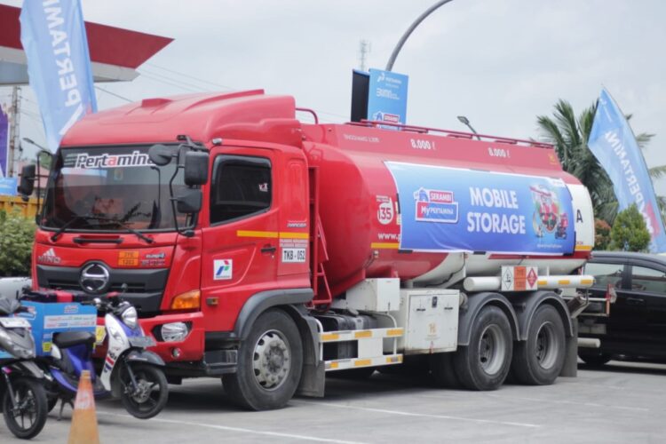 DISIAGAKAN— Armada mobile storage yang disiagakan Pertamina Patra Niaga Sumbagut di SPBU Sicincin, Kabupaten Padangpariaman.