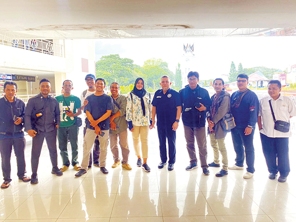 Pilkada Bukittinggi Ramai Peminat, Nofil Anoverta jadi Pendatang Baru 1 NAMA BARU— Nofil Anoverta (tengah) muncul sebagai nama baru yang akan mengajukan diri sebagai kepala daerah di Bukittinggi.