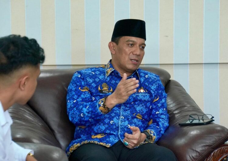 ARAHAN—Penjabat (Pj) Wali Kota Padang Panjang, Sonny Budaya Putra, A.P, M.Si, berikian arahan pada pemuda yang akan berangkat ke Garut.