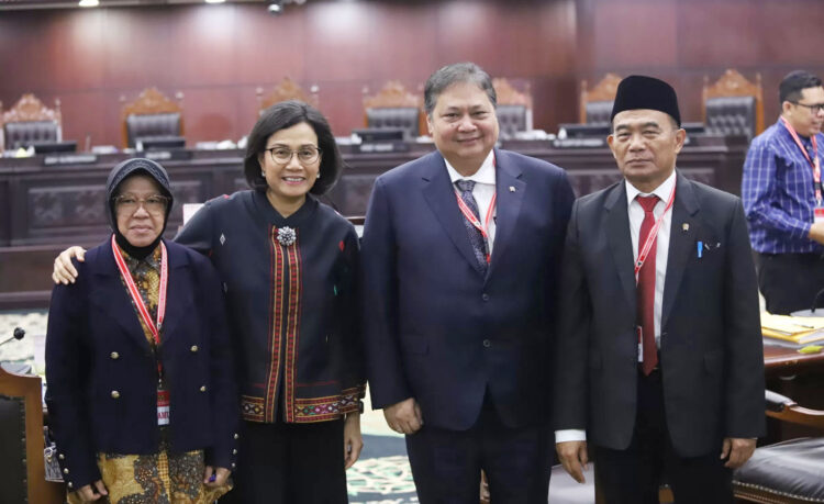 DIPANGGIL— MK memanggil Menko Perekonomian Airlangga Hartarto, Menko PMK Muhadjir Effendi, Menteri Keuangan Sri Mulyani, dan Menteri Sosial Tri Rismaharini sebagai saksi dalam sidang sengketa Pilpres 2024.