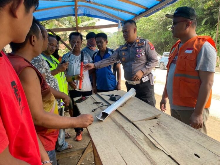 BERIKAN APILL— Polres Sijunjung memberikan Apill di lokasi perbaikan jalinsum Tanjung Gadang.