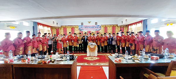 FOTO BERSAMA—Ketua DPRD, Wakil Ketua DPRD dan Anggota DPRD, bersama gubernur, bupati, wakil bupati dan Forkopimda foto bersama.
