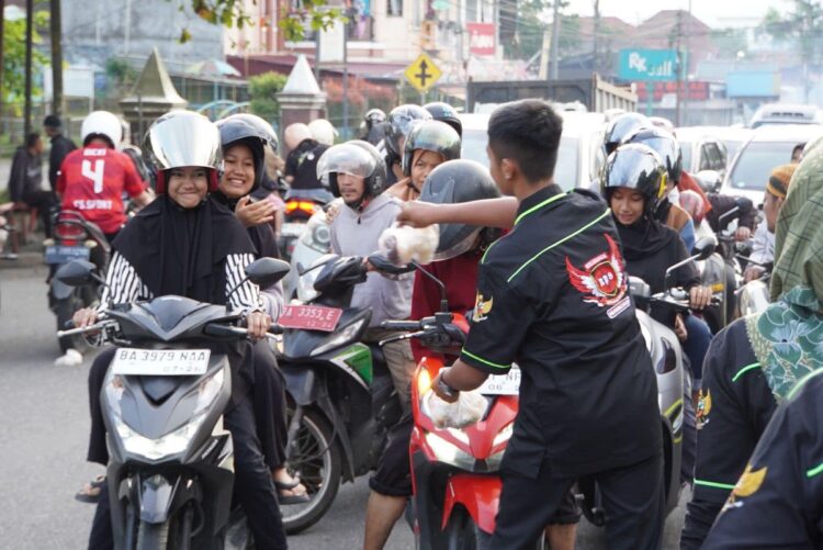 BAGIKAN TAKJIL— Praja santuni anak yatim dan bagikan 1.500 paket takjil bakso pada setiap warga.