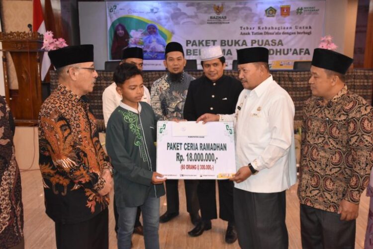 Paket Ceria Ramadhan Baznas Agam, 60 Anak Yatim dan Duafa Terima Santunan 1 PAKET CERIA RAMADHAN— Bupati Agam Andri Warman serahkan secara simbolis paket ceria Ramadhan kepada anak yatim dan duafa dari 20 UPZ Nagari se-Kabupaten Agam, di Aula Hotel Sakura Syariah, Lubuk Basung, Jumat (29/3).