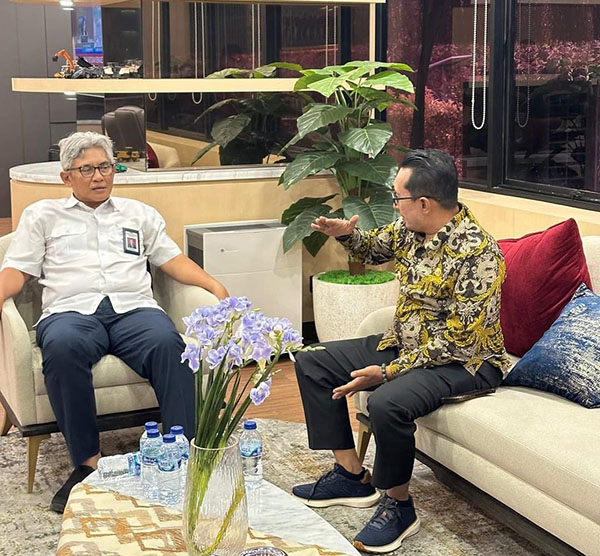 Punya Tanggungjawab Moral, Bupati Perjuangkan Perbaikan Jalan Masuk Menuju Batusangkar 1 BERSAMA—Bupati Tanahdatar Eka Putra saat bersama Dirjen PUPR.