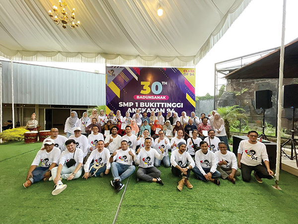 REUNI— Alumni SMP N 1 Bukittinggi (IASPI) angkatan 94 menggelar reuni 30 tahun di Hotel Dymens Bukittinggi, Sabtu (13/4).