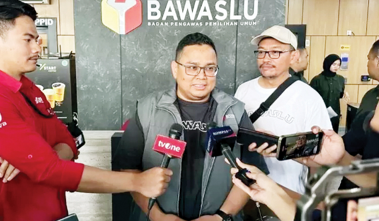 BERI KETERANGAN— Ketua Bawaslu RI Rahmat Bagja (tengah) saat memberikan keterangan di Gedung Bawaslu RI, Jakarta, Minggu (21/4).