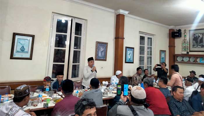 Rajut Tali Silaturahmi, DPRD Bukittinggi Gelar Buka Bersama dengan Insan Pers 1 BUKA BERSAMA— Merajut tali silaturahmi dengan insan pers Ketua dan Anggota DPRD Kota Bukittinggi periode 2019-2024, gelar buka puasa bersama di Rumah Makan Sederhana, Sabtu (30/3).