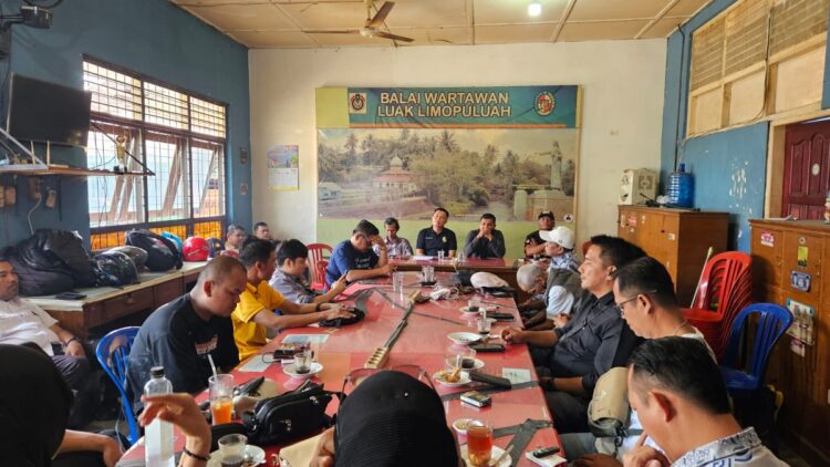PEMBENTUKAN—Rapat pembentukan Panitia Mubes Balai Wartawan Luak Limo Puluah di Balai Wartawan.