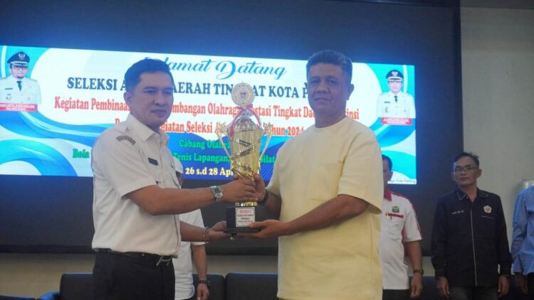 PIALA BERGILIR— Wawako Padang Ekos Albar, menyerahkan piala bergulir saat pembukaan Pekan Olahraga Pelajar Daerah (Popda) Tingkat Kota Padang Tahun 2024 di Gedung Bagindo Aziz Chan Youth Center, Rabu (24/4).