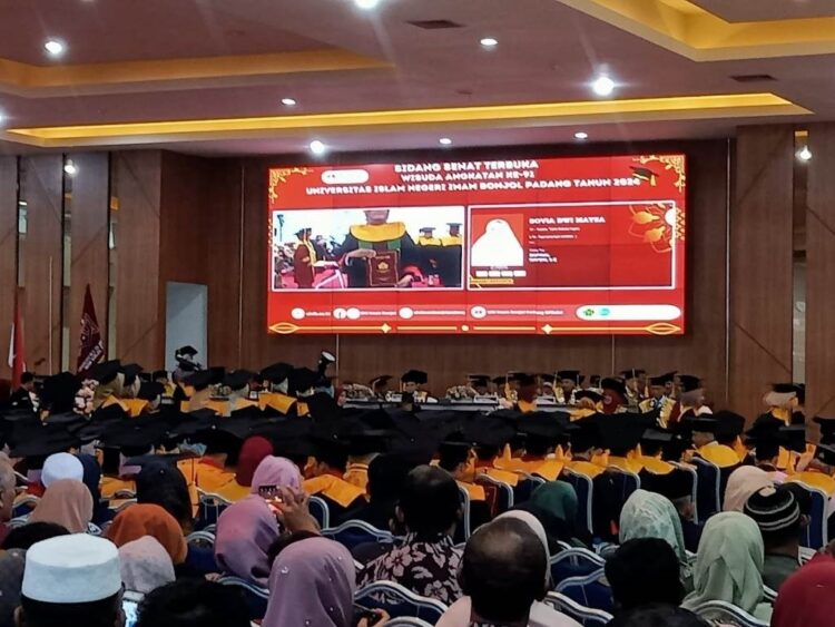 SIDANG SENAT TERBUKA—  Rektor UIN Imam Bonjol Padang, Prof. Dr. Martin Kustati, M.Pd, membuka Rapat Senat Terbuka Wisuda Sarjana/Diploma, Magister dan Program Doktor Pascasarjana Fakultas Tarbiyah dan Keguruan Angkatan 91 Tahun Akademik 2023/2024, Minggu (28/4).