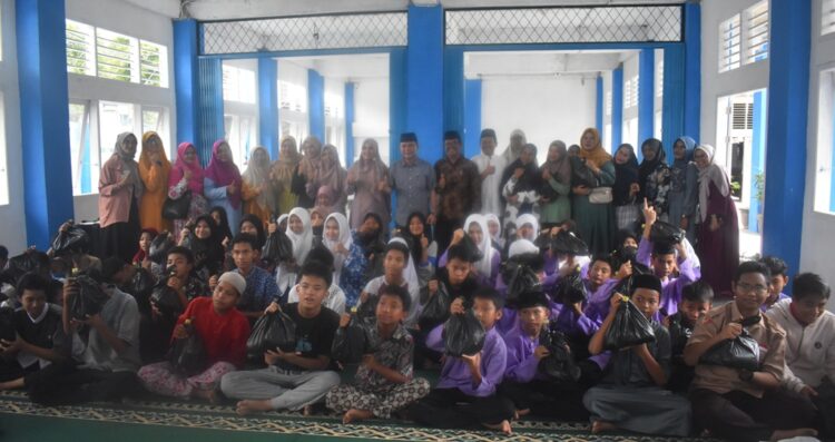 Peduli pada Siswa Kurang Mampu, SMPN 4 Padang Berbagi Paket Sembako 1 PAKET SEMBAKO— Kepala SMPN 4 Rohabdi Rusdan, majelis guru dan pengawas dan lainnya berfoto bersama dengan puluhan siswa yang menerima bantuan 60 paket sembako, Jumat (29/3).