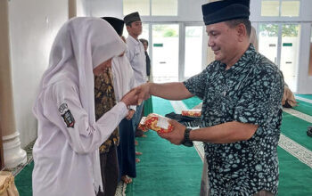 Penutupan Pelaksanaan Pesantren Ramadhan di Masjid Al Amilin, Rohabdi Rusdan: Puas Kegiatan Terlaksana dengan Baik 7 Rohabdi Rusdan SPd. Memberikan Doorprize tingkat SMP Kebetulan di raih siswa SMP N 4 Padang