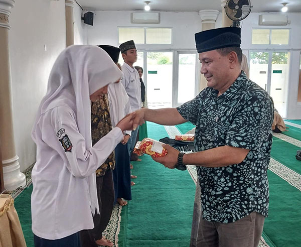 Penutupan Pelaksanaan Pesantren Ramadhan di Masjid Al Amilin, Rohabdi Rusdan: Puas Kegiatan Terlaksana dengan Baik 1 MEMBERIKAN--Rohabdi Rusdan SPd. Memberikan Doorprize tingkat SMP, Kebetulan diraih siswa SMP N 4 Padang.