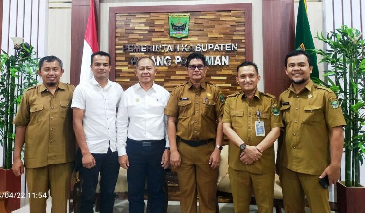 Bupati Padangpariaman Suhatri Bur, Jamin Kelancaran Pembangunan ISI Padang Panjang 1 KUNJUNGAN— Rombongan Kampus ISI Padangpanjang saat berkunjung ke kantor Bupati Padangpariaman.