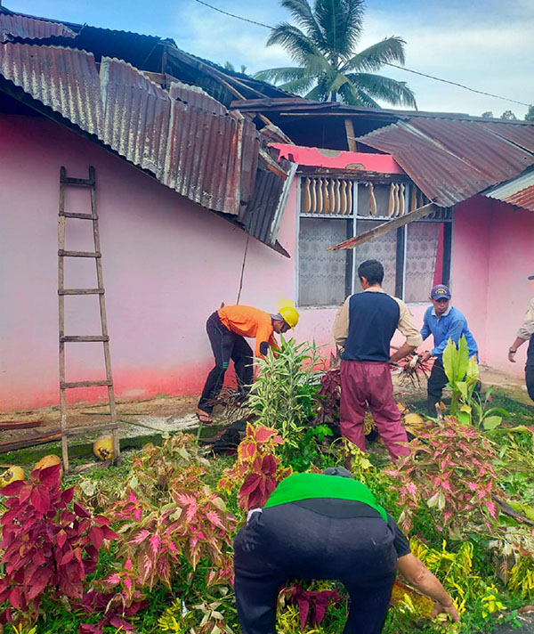 Rumah Warga Ditimpa Pohon, Pemko Bergerak Cepat Berikan Bantuan 1 DITIMPA POHON— Terlihat salah satu rumah warga di Padang Karambia, Kecamatan Payakumbuh Selatan ditimpa pohon tumbang.