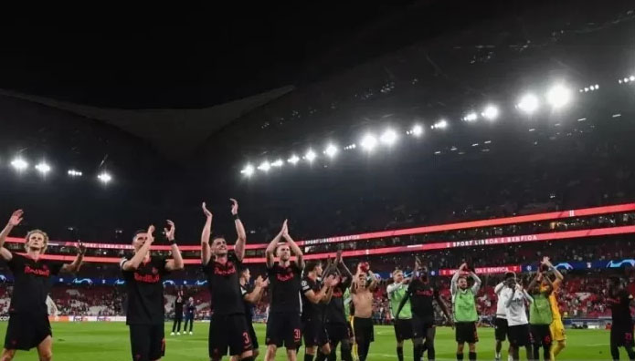 PETIK KEMENANGAN— Para pemain dari FC Salzburg berselebrasi usai memetik kemenangan di kandang Benfica pada lanjutan pertandingan Grup D Liga Champions 2023/2024 yang berlangsung di Estadio Da Luz, Lisbon (20/9).