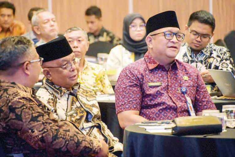 HADIRI RAKOR— Sekda Kabupaten Agam Edi Busti hadiri rapat koordinasi pencegahan korupsi terintegrasi Wilayah Sumatera Barat di Hotel ZHM Premiere Padang, Kamis (25/4).