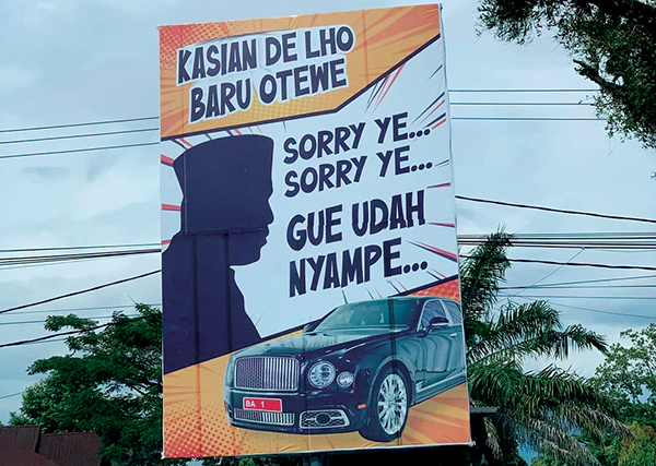 Muncul Baliho Siluet Diduga Wajah Mahyeldi, Rahmat Saleh: Ada Pihak yang Ingin Pansos 1 BALIHO— Baliho siluet dengan sindiran Gubernur Sumbar yang memajang kendaraan resmi BA 1, di jalan kawasan Lolong, depan Pangeran Hotel.