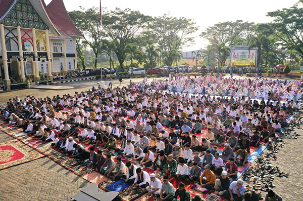 TAKBIR MENGGEMA— Takbir menggema di Halaman Kantor Bupati Solok Selatan, Timbulun, 
Padang Aro, Kec. Sangir, tempat penyelenggaraan shalat Ied Lebaran 1445 Hijriah.