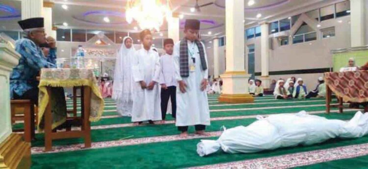 PENYELENGARAAN JENAZAH— Lomba penyelenggaraan jenazah menjadi salah satu cabang yang diperlombakan pada kegiatan Semarak Ramadhan di Masjid Raya Lubuk Basung.