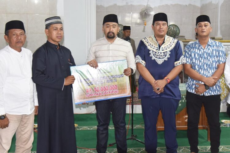 TSR Sumbar Kunjungi Masjid Tertua di Pariaman, Wagub Serahkan Bantuan Rp25 Juta 1 BANTUAN PEMBANGUNAN MASJID— Wakil Gubernur Sumatra Barat Audy Joinaldy menyerahkan bantuan untuk pembangunan masjid saat melakukan Tim Safari Ramadhan (TSR) Khusus Pemprov Sumbar, di Kota Pariaman.