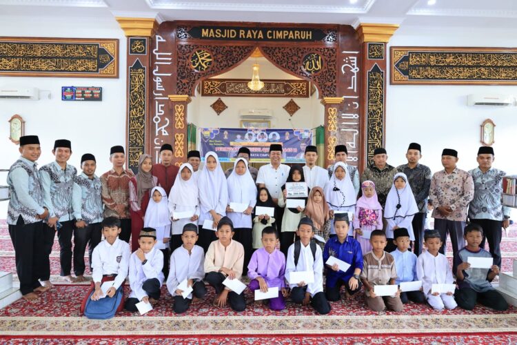 Serahkan Bantuan Untuk Siswa Kurang Mampu