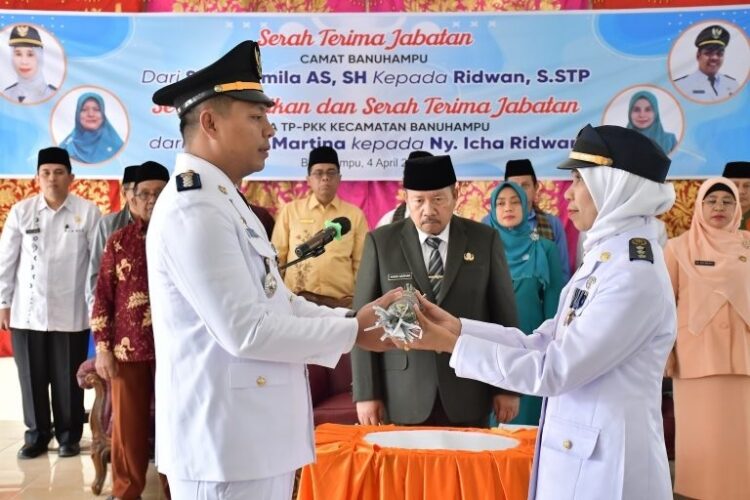 SERTIJAB— Bupati Agam Andri Warman memimpin sertijab camat Kecamatan Banuhampu, Kamis (4/4).