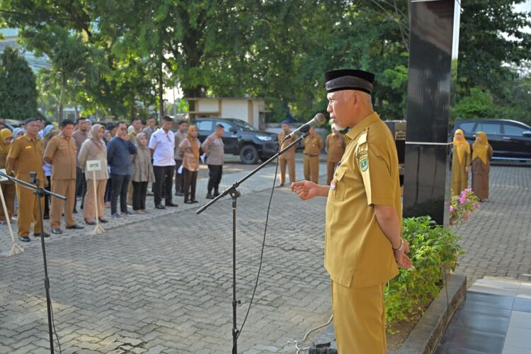ARAHAN— Gubernur Sumbar Mahyeldi Ansharullah, memberikan arahan usai melakukan inspeksi mendadak (sidak) pascalibur Lebaran 1445 Hijriah di Kantor Dinas Koperasi dan UMKM serta Dinas Kesehatan Sumbar, Selasa (16/4).