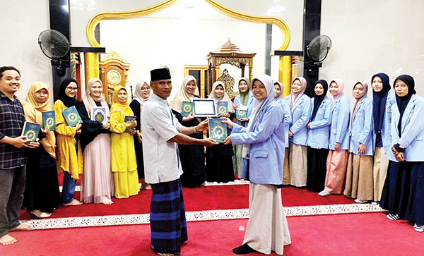 PENYERAHAN MUSHAF AL QURAN— Siswa Kelas XII Madrasah Aliyah Swasta Perguruan Islam Ar Risalah Padang (MAS PIAR) Padang, menyalurkan 100 buah Mushaf Al-Qur’an, untuk 10 masjid di Kota Padang, pada Jumat (22/3) lalu.