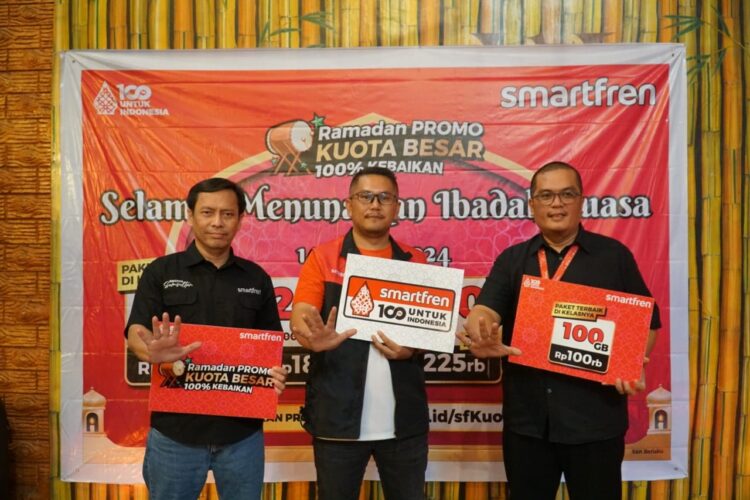 LUNCURKAN—Freddyben Simanjuntak, Regional Technical Leader Smartfren bersama Jhon Ferdinan Simanjuntak, Regional Head Northern Sumatera Smartfren dan Jefrie, Regional Brand Marketing Smartfren saat meluncurkan Ramadhan Promo Kuota Besar.