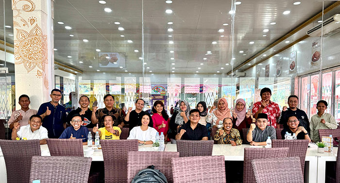 23 Tahun posmetro padang “Kawal Demokrasi” 1 SYUKURAN— Karyawan POSMETRO PADANG menggelar syukuran dalam rangka HUT ke-23 tahun.