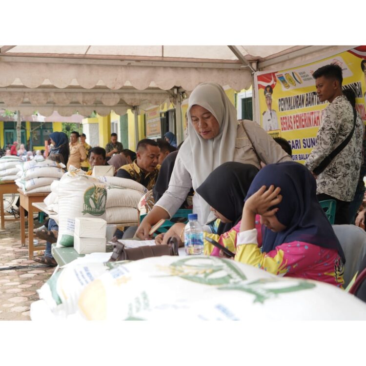 BANTUAN BERAS—Keluarga Penerima Manfaat (KM) di Kecamatan Sangir Balai Janggo menerima sebanyak 8,33 ton beras bantuan per Maret 2024.