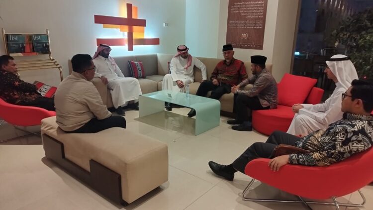 BAHAS INVESTASI REAL ESTATE— Gubernur Sumbar Mahyeldi Ansharullah bertemu Mr. Abdullah Al Syilasy selaku CEO Al Khair Investment, di sela kunjungan memenuhi undangan beberapa pihak di Arab Saudi, Senin (1/4).