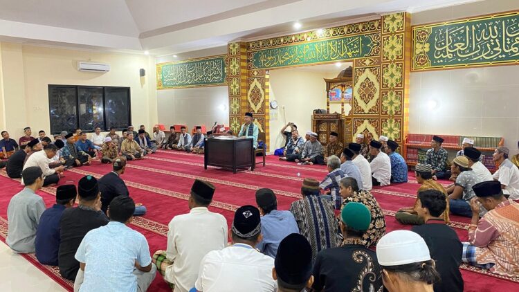 Wabup Risnawanto Imbau Masyarakat Tetap Awasi Anak 1 SAMBUTAN— Wakil Bupati Pasaman Barat Risnawanto memberikan sambutan saat melakukan Safari Ramadan Khusus di Masjid Raya Kajai, Jorong Pasa Lamo, Nagari Kajai Selatan, Kecamatan Talamau, Minggu (1/4) malam.