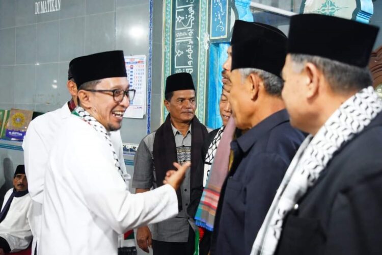 BERBINCANG— Bupati Eka Putra berbincang dengan tokoh masyarakat Salimpauang disela kegiatan safari ramadhan ke Masjid Raya Salimpauang.