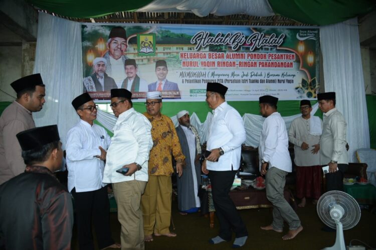 SALING BERMAAFAN— Bupati Padangpariaman Suhatri Bur saling bermaaf-maafan dengan para jamah usai shalat Idul Fitri 1445 Hijriah.
