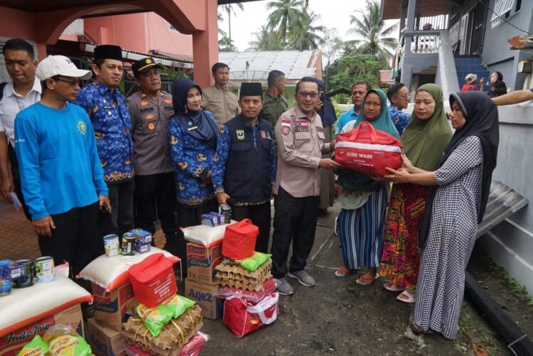 Korban Kebakaran di Parak Juar Terima Bantuan 1 SERAHKAN BANTUAN—Bupati Tanahdatar Eka Putra serahkan bantuan bagi korban kebakaran, di Jorong Parak Juar, Nagari Baringin, Kecamatan Lima Kaum, Rabu (17/4).