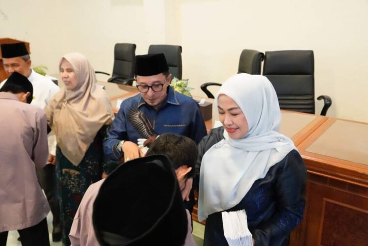 Buka Bersama Anak Panti Asuhan se-Kapubaten Tanah Datar, Bupati Eka Putra Beri Motivasi Pengalaman Hidup 1 SANTUNAN— Bupati Eka Putra bersama istri memberikan santunan kepada 105 anak panti asuhan yang ada di Kabupaten Tanah Datar, Sabtu (30/3).