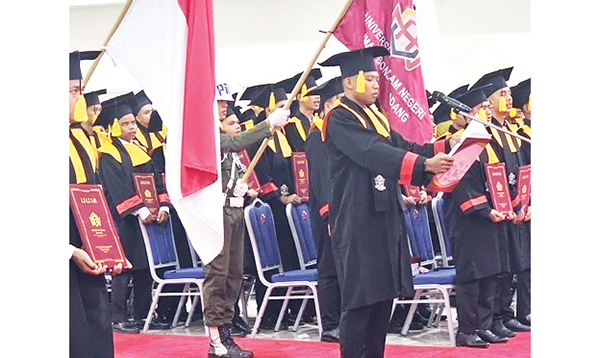 Hari Ketiga Wisuda Angkatan 91 UIN IB, Rektor: Lahirkan Lulusan Berkualitas dan Siap Bersaing di Dunia Kerja 1 PROSESI WISUDA— Pada hari ketiga pelaksanaan wisuda angkatan 91, Rektor UIN IB Prof. Dr. Martin Kustati, mewisuda sebanyak 348 Sarjana dari berbagai fakultas, di Kampus III UIN IB, Sungai Bangek, Senin (29/4).