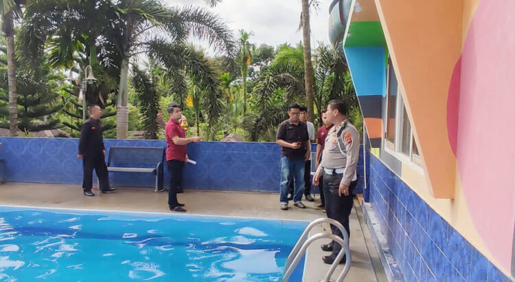 Water Park Hotel Imelda Makan Korban, Bocah Perempuan Tewas Tenggelam 1 OLAH TKP— Polisi melakukan olah TKP di kolam berenang Water Park Hotel Imelda pascatewasnya seorang pengunjung yang masih berusia
9 tahun.