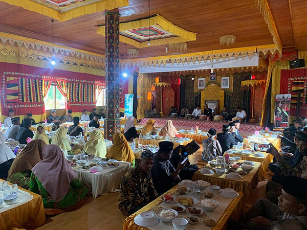 MANJALANG RAJO— Wakil Bupati Pasaman Barat Risnawanto didampingi Kepala Dinas Kominfo Pasbar, Armen, menghadiri tradisi Manjalang Rajo Kabuntaran Talu Tuanku Bosa XV, Jumat (19/4) di Rumah Gadang Tuanku Bosa Kecamatan Talamau.