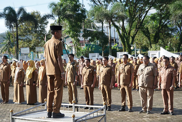 Cuaca Tidak Menentu, Pemkab Solsel Minta OPD dan Masyarakat Waspada 1 ARAHAN—Wakil Bupati Solok Selatan H. Yulian Efi berikan arahan saat Apel Gabungan ASN di lingkup pemerintah kabupaten di Halaman Kantor Bupati
Solok Selatan, Senin (22/4).