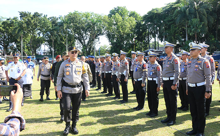 CEK KESIAPAN— Wakapolda Sumbar Brigjen Pol Gupuh Setiyono didampingi Wakil Gubernur Sumbar Audy Joinaldy melakukan pengecekan kesiapan personel yang dilibatkan Operasi Ketupat Singgalang 2024.