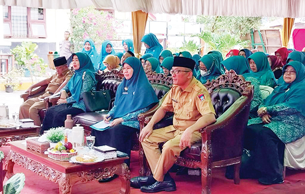 Wakili Kota Padang, TP PKK Bandabuek Dinilai Tim Provinsi 1 PENILAIAN— Ketua TP- PKK Sumbar Ny. Harneli Mahyeldi bersama rombongan melakukan penilaian diTP PKK Kelurahan Bandabuek pada Lomba Gerakan PKK Tingkat Sumatra Barat tahun 2024, Senin (29/4).