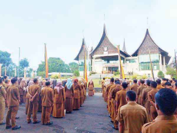 APEL GABUNGAN— Dipimpin Wako Erman Safar, ASN di lingkungan Pemko Bukittinggi menggelar apel gabungan sekaligus Halal Bi Halal yang dilaksanakan di halaman Balaikota, Selasa (16/4).