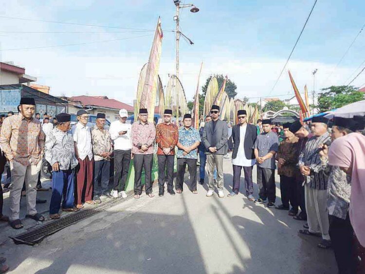 ALEK NAGARI— Wali Kota Bukittinggi, Erman Safar bersama tokoh masyarakat membuka secara resmi Alek Nagari Bantodarano 
ke-28 di Kelurahan Campago Guguak Bulek, Minggu (28/9).