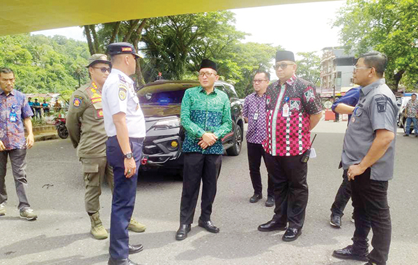 CEK KESIAPAN— Wako Hendri Septa beserta jajaran Pemko Padang, meninjau kesiapan pelaksanaan acara Festival Rakyat Muaro Padang, Kamis (18/4) sore. Hari ini, Jumat sore, Festival Rakyat Muaro Padang akan dibuka langsung oleh Wako di Batang Arau.