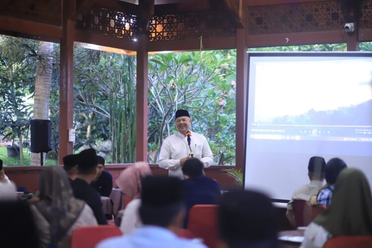 BERBUKA BERSAMA WARTAWAN — Wali Kota Solok, Zul Elfian Umar berbuka puasa bersama insan pers yang bertugas di Kota Solok, di Rumah Dinas Wako Solok, Minggu (31/3).