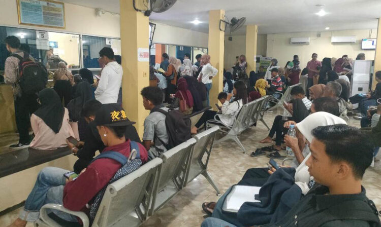 Warga Apresiasi Layanan One Day Service Disdukcapil 1 PENGURUSAN ADMINDUK— Warga Kota Padang yang melakukan pengurusan Adminduk di Disdukcapil Kota Padang, mengapresiasi inovasi layanan “Satu Hari Selesai” atau One Day Service. Layanan One Day Service dilakukan secara Online melalui aplikasi Si Rancak dan secara Offline di loket pelayanan